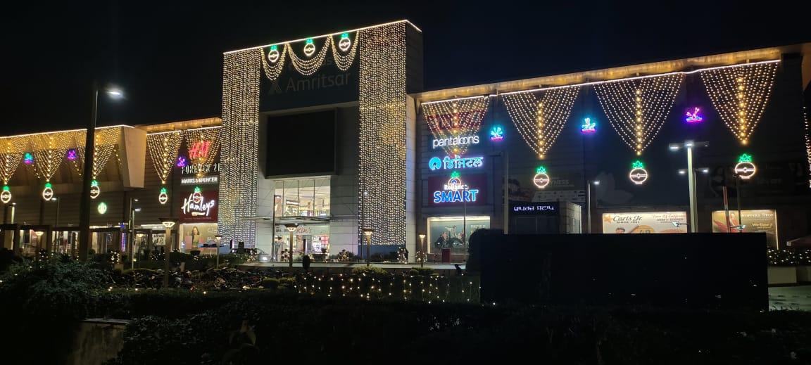 Mall façade décor